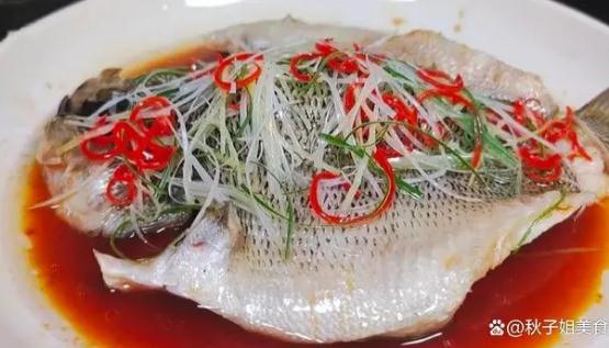 清蒸鲈鱼先淋油还是先淋酱油 清蒸鲈鱼的正宗做法
