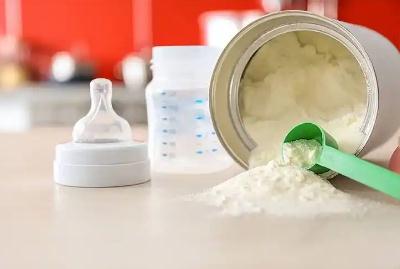新生儿喂奶粉的时间和量如何