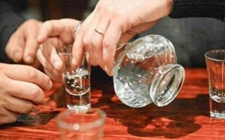 第一次喝白酒应该喝多少