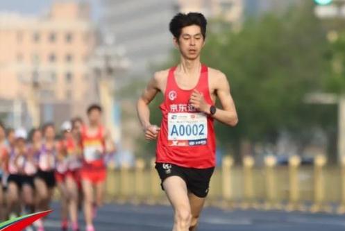 中国快递员将参加巴黎奥运会比赛 小哥将试脚马拉松大众组
