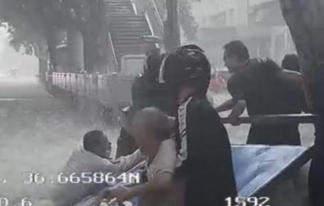 老人被冲倒 公交司机用车挡住激流 小举有大爱！