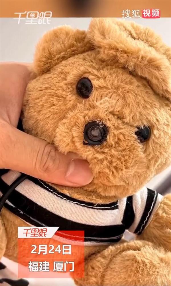 男子套中玩偶发现暗藏摄像头，细思极恐！