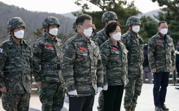 韩国第一夫人穿军装被批抢总统风头