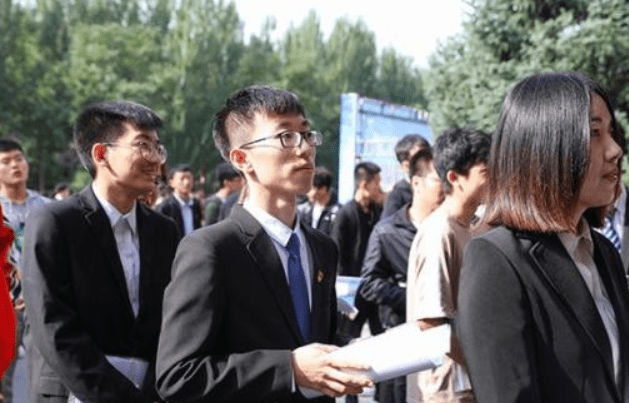 扬州90后女副局长戴璐，也毕业于四川师大，履历简单但是不平凡