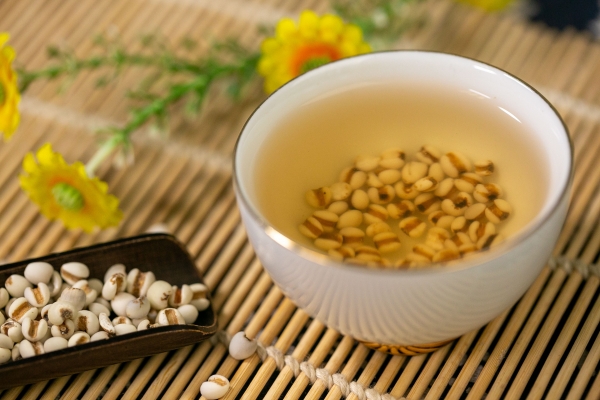 眼影哪个牌子好用推荐（适合新手的平价眼影盘）
